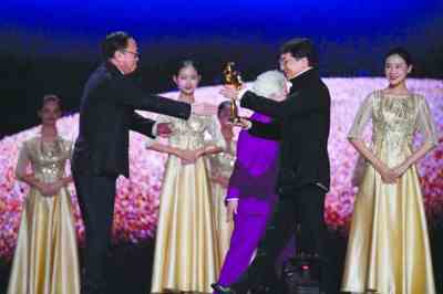 11月23日，成龙在为《流浪地球》出品方代表颁奖。新华社